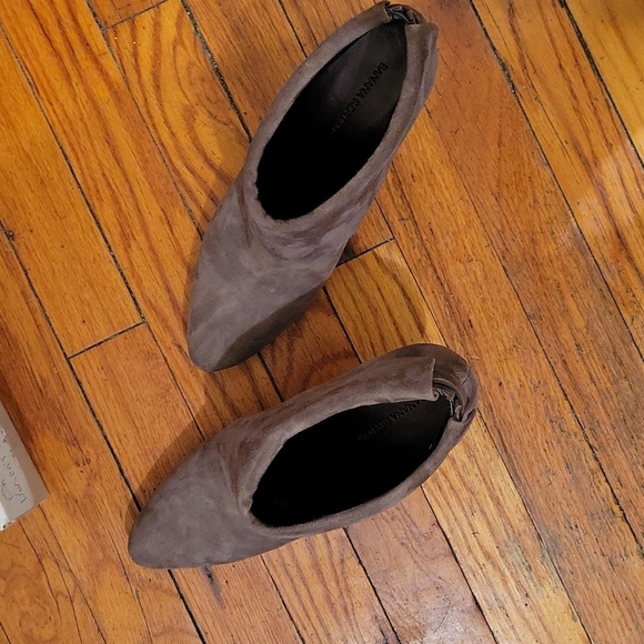Banana Republic Suede booties NWOT - Picture 7 of 7